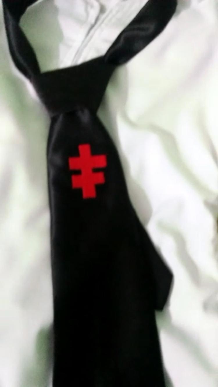 Cravatta nera con croce ricamata 