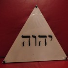 Triangolo con scritta ebraica