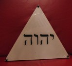 Triangolo con scritta ebraica